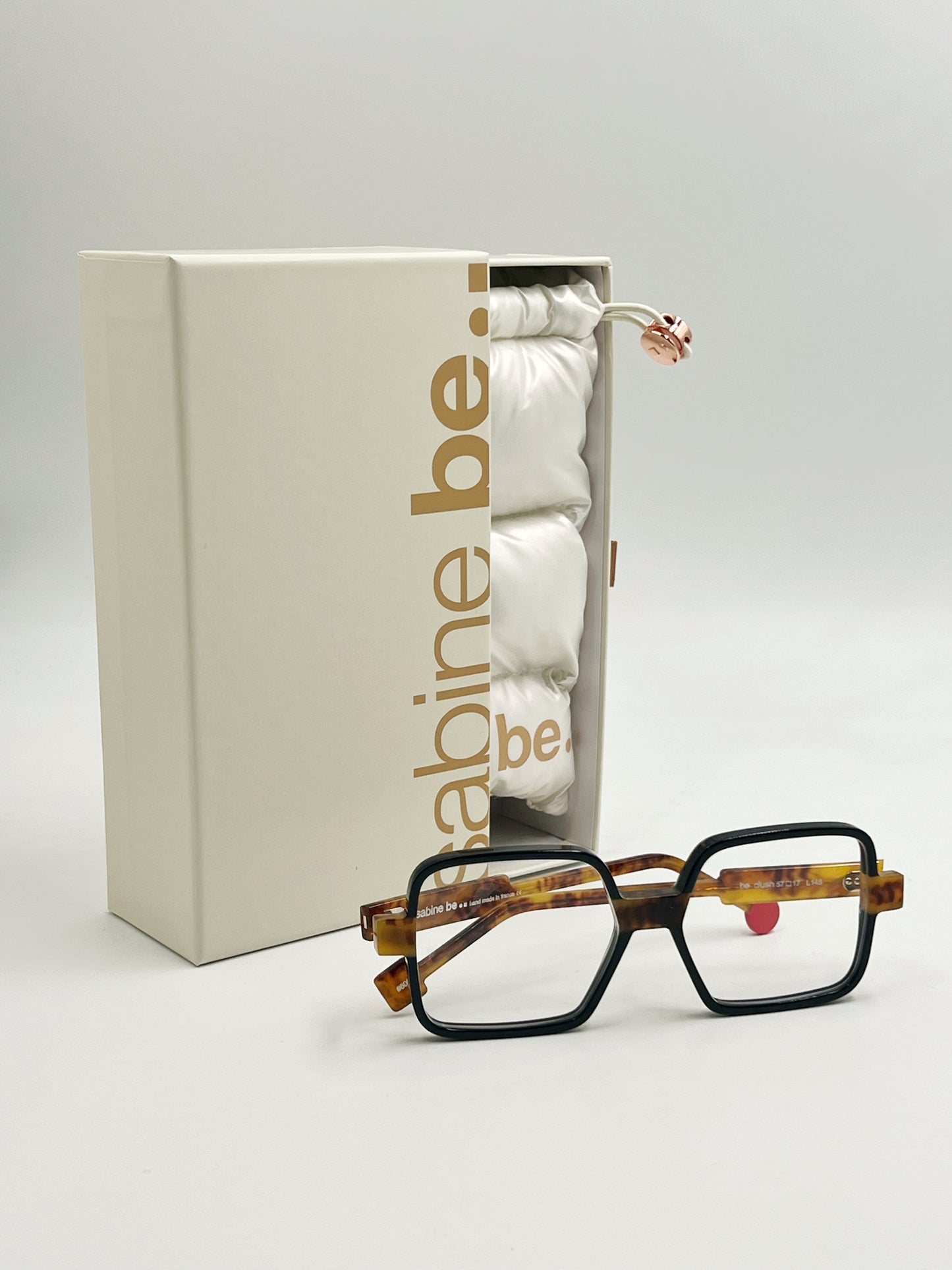 Be clush, nero e avana chiara.